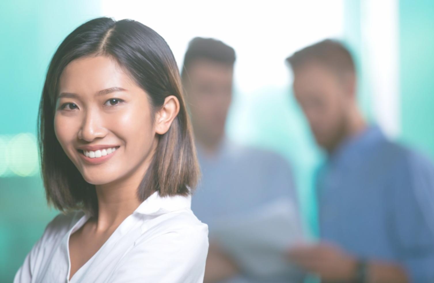 Bureau de démarrage avec équipe travaillant sur ordinateurs